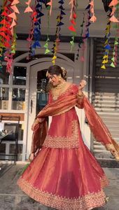เสื้อ lehenga กับ dupatta ชุดปาร์ตี้หรูหราปักลำดับออกแบบสำหรับงานแต่งงานและโอกาสเทศกาล - Product Image 3