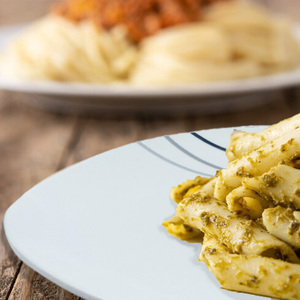 Service de 18 assiettes carrées en porcelaine blanche avec décoration Service de table élégant pour 6 personnes avec soupe et assiettes plates - Product Image 3