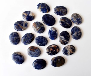 Pierres de méditation ovales en agate sodalite bleue de qualité supérieure, polies avec soin, style européen, pour la méditation et l'artisanat - Product Image 6