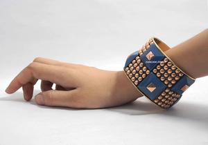 Bracelet en laiton et résine Durable fabriqué à la main perles pyramidales bleues goujons en laiton doré bijoux de déclaration audacieux à la mode pour les femmes - Product Image 3