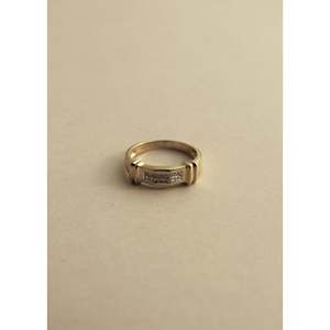 Anillo Vintage de 7.5 Quilates con Banda Plana y Centro Rectangular - Product Image 1
