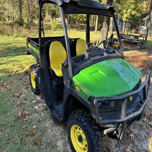 Achetez aujourd'hui le véhicule utilitaire John Deere Gator XUV835 pour des travaux extérieurs fiables, une maniabilité avancée, une construction robuste et un confort optimal. - Product Image 2