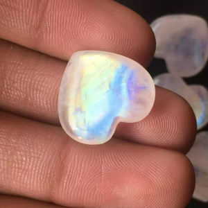 Piedra Lunar Arcoíris en Forma de Corazón, Pulida en Ambos Lados, Azul Brillante, Gema Suelta, Regalo para Niñas, Madres o Mujeres - Product Image 2