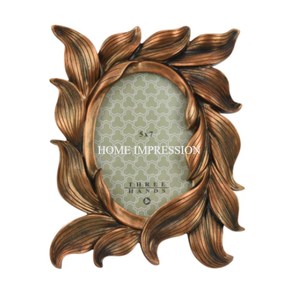 Cadre photo en métal de style antique avec des sculptures détaillées et une finition patinée, parfait pour un décor rustique ou à thème vintage - Product Image 2