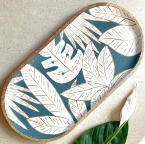 Plateau de service en bois Plateau décoratif pour apéritifs Desserts Boissons avec motif de feuilles tropicales et fleur de Spathiphyllum - Product Image 1
