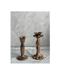 Portavelas decorativo de metal con brazos curvos y acabado duradero, ideal para exhibición de centro de mesa o arreglo festivo - Product Image 1