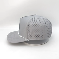 Gorra de Béisbol Ajustada con Logotipo Bordado en Blanco al por Mayor, Gorra Deportiva con Logotipo Personalizado, Gorra de Golf de 5 Paneles con Corte Láser, Hecha en Vietnam