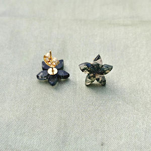 Boucles d'oreilles clous en agate mousse naturelle sculptée en forme de fleur, plaquées or 18 carats, paire délicate, pierres semi-précieuses, vente en gros - Product Image 4