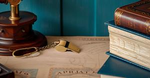 Porte-clés sifflet de sécurité en laiton élégant avec clip mousqueton durable - Product Image 4