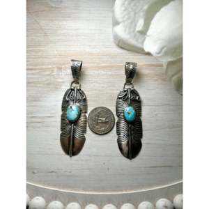 Pendentif artisanal en turquoise Golden Hill avec motif croix, serti Navajo, en argent sterling, breloque religieuse, fait main par un artiste - Product Image 2