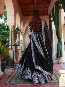 Ensemble vintage de fête LAhenga Choli Dupatta avec broderie de sequins en fil de velours de viscose, longueur au sol, vêtements pour femmes - Product Image 4