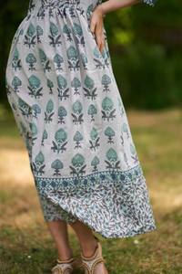 Robe bohème Lilien, imprimée à la main, en pur coton, décontractée, occasionnelle, vacances, été, florale, gris bleu, artisanale, éthique - Product Image 2