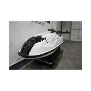 Agile Yamaha SuperJet diseñado para trucos de estilo libre y rendimiento de salto de olas - Product Image 1