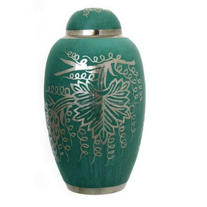 Urnas de cremación para adultos de latón de cúpula superior de alta calidad con hermoso diseño de vid Peltre y urnas funerarias de Metal con acabado verde - Product Image 1