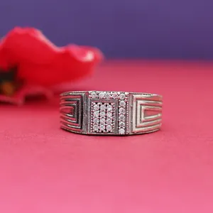 Bague à griffes en titane pour homme, tendance et romantique, avec incrustation d'argent 18 carats - Cadeau pour lui - Product Image 1