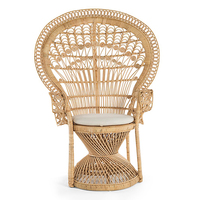 Chaise Grand Paon en rotin avec coussin d'assise Couleur naturelle Une chaise de salle à manger en rotin utilisée dans le cadre d'une fête d'hôtel de mariage