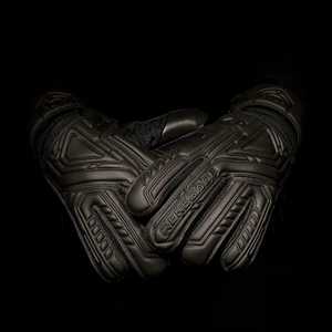 Manipulation du ballon de haut niveau Gants de gardien de but personnalisés Matériau en caoutchouc durable Cuir de première qualité pour l'extérieur Marque privée - Product Image 5