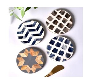 Posavasos de Resina Blanco y Negro, Diseño Artesanal, Posavasos Cuadrado para Taza de Té, para Uso en Hoteles y Restaurantes, Precio al por Mayor, Hecho a Mano en India - Product Image 3