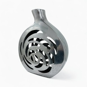 Jarrón Minimalista con Acabado Plateado y Diseño de Rosas Caladas, Piezas Decorativas para Estantes o Consolas, Venta al por Mayor desde India - Product Image 1