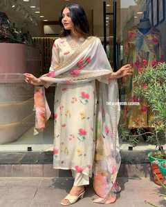 Magnifique ensemble Kurti Pant Dupatta en organza imprimé pour les mariages et les événements spéciaux, provenant d'un exportateur et d'un fabricant - Product Image 2