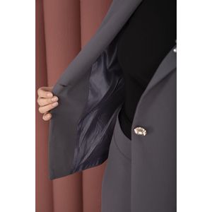 Conjunto Casual de Dos Piezas para Negocios, Chaqueta Blazer Gris y Falda con Decoración de Botones, Tela de Crepé Doble - Product Image 5