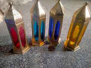 Linternas de latón hechas a medida con vidrio de colores surtidos para decoración del hogar Reventa disponible para tiendas - Product Image 3