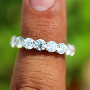Anillo de Compromiso de Moissanita Blanca de 1.50 Quilates con Corte Brillante y Engaste Pavé, Banda de Oro Blanco de 14K, Estilo Moderno - Product Image 1