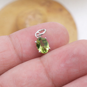 Pierre précieuse péridot naturelle de qualité supérieure en pendentif en argent Sterling 925 et boucles d'oreilles bijoux faits à la main pour la vente en gros - Product Image 4