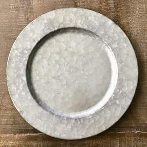 Placas cargadoras de metal antiguas hechas a mano con pulido premium y patrones intrincados para cenas de estilo vintage - Product Image 1