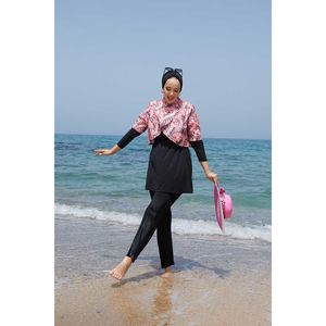 Traje de baño con estampado de flor de granada y pantalones elegantes - Product Image 1