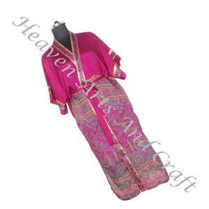 KL019 hermosa chaqueta Vintage de seda Sari Floral chaqueta bohemia de invierno larga hecha a mano con cinturón más cerca Vintage Sari Kimono largo - Product Image 6