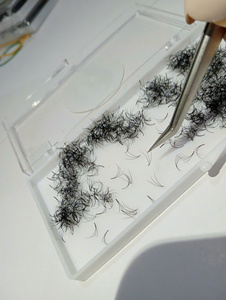 Cils en soie faits à la main avec logo personnalisé Pre-Bond DIY Fluffy Natural Fan Cluster Press-On cheveux synthétiques Plateaux d'extension avec logo personnalisé - Product Image 3