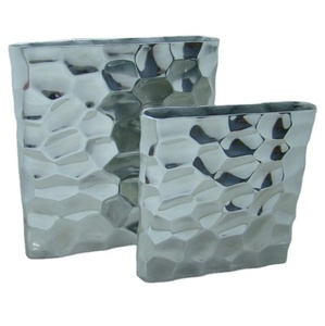 Nouveau design de vase à fleurs de haute qualité lot de deux pots en aluminium finition argentée pour la décoration de la maison salon et chambre à coucher - Product Image 1