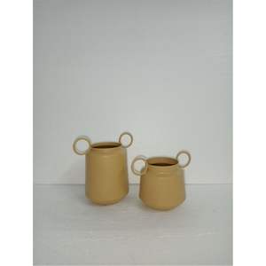 Vase en métal peint à la poudre artisanal, contenants décoratifs durables pour fleurs, vase unique avec poignée en anneau pour la décoration d'hôtels et de restaurants - Product Image 6