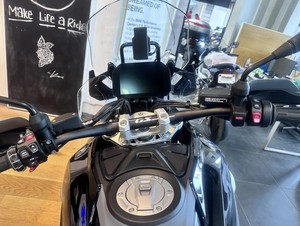 Moto de tourisme enduro haut de gamme avec siège confortable et capacité tout-terrain - Product Image 1