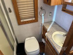 OFERTA: Autocaravana F-R-E-I-G-H-T-L-I-N-E-R RV C-O-L-U-M-B-I-A 120 Modelo 2003 de Alto Rendimiento Disponible para la Venta - Product Image 5