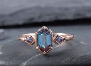 Anillo de Alejandrita con Forma de Cometa Hexagonal Larga para Mujer, Plata 925, Engaste Clásico con Puntas, Joyería Elegante con Piedras Preciosas - Product Image 2