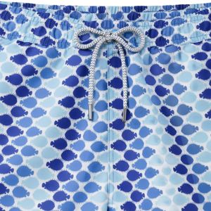 Shorts de bain recyclés pour hommes, imprimé à pois géométriques bleus, séchage rapide, avec cordon de serrage à la taille élastique et poches - Product Image 3