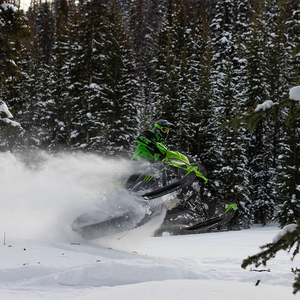 Motoneige Arctic Cat Riot 9000 ATAC ES 2024, 4 temps, 998 cm3, 3 cylindres, turbocompressé, hybride/électrique/essence - Product Image 3