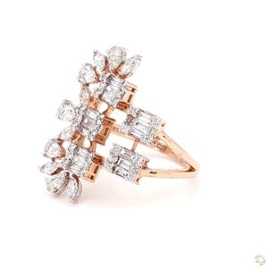 Bague élégante en or et diamants pour femme, idéale pour les mariages, les fiançailles, les soirées et le style quotidien. - Product Image 3