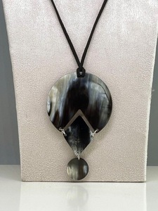 Collar con Colgante de Cuerno de Búfalo, Joyería Tribal Natural y Sostenible para Mujer, Alta Calidad - Product Image 2