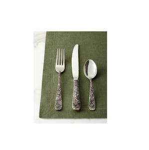 Ensemble de couverts en métal au design moderne et élégant, parfait pour les repas de table en famille. - Product Image 4