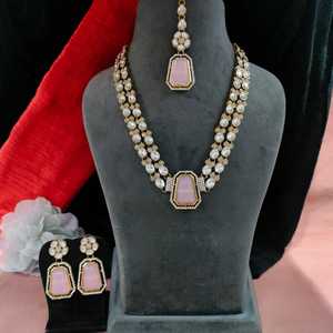 Conjunto de collar largo de piedra Kundan con Maang Tikka para mujer, metales no preciosos respetuosos con el medio ambiente, ligeros y cómodos - Product Image 2