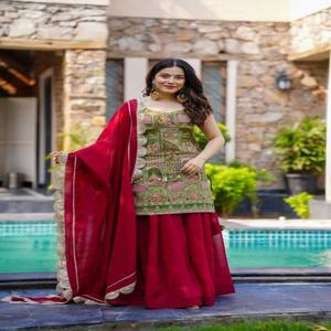 VASTRA COTTAGE Lehenga Choli de Georgette Pura con Blusa con Borde de Encaje y Dupatta Bordada, Ropa Étnica de Diseño para Mujer - Product Image 1
