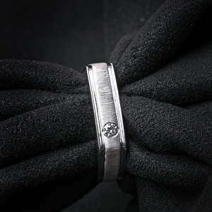 Anillo para Hombre CLARA, Modelo <span class=keywords><strong>Dario</strong></span>, en Plata de Ley 925 con Baño de Rodio, con Diamantes y Circonitas Engastados en Bisel - Product Image 3