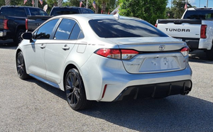 Auto Toyota Corolla SE sedán USADO de bajo costo - Product Image 6