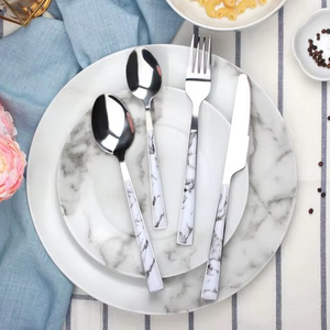 Juego de comedor de lujo con acabado plateado y mango delgado de resina blanca de estilo mármol moderno, útil para servir - Product Image 1