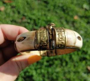 Pulsera Artesanal Moderna de Latón Pulido con Hueso, Hecha a Mano, Elegante, Ligera y Personalizable - Product Image 4