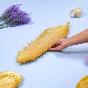 Plateau décoratif élégant en forme de feuille en aluminium doré Plateau d'accent design en plumes pour la maison Plateau de table en cadeau-quantité minimale de commande 100 pièces - Product Image 3