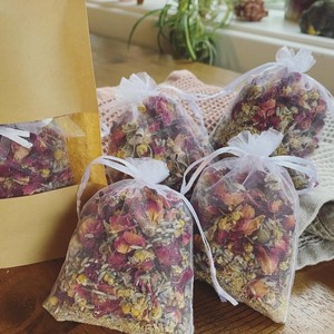 S&Soak Sachets de thé de <span class=keywords><strong>bain</strong></span> floraux naturels faits à la main au citron, à la rose et à la lavande, sels d'<span class=keywords><strong>Epsom</strong></span> de la mer Morte de l'Himalaya, huiles essentielles, soins du corps et des pieds - Product Image 1